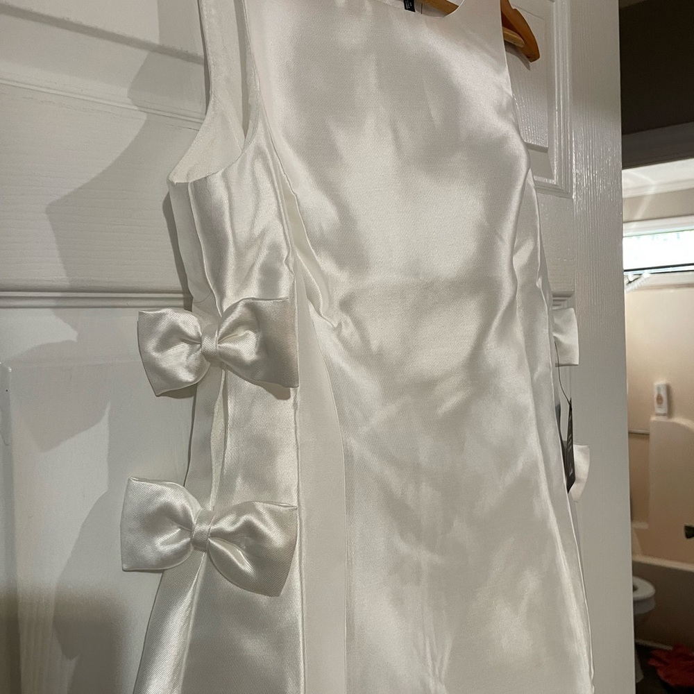 Elegant White Mini Dress with Bow Accents - Picture 6 of 11